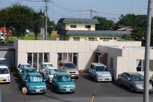 駐車場と建物外観
