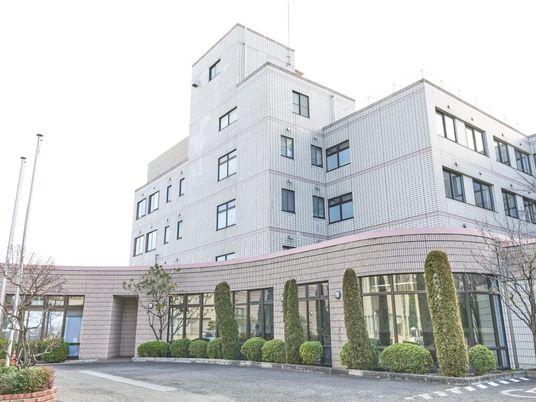 白い外観の施設外観  