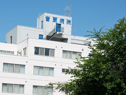 白い建物外観  
