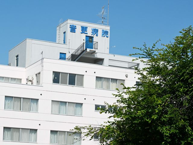 白い建物外観  
