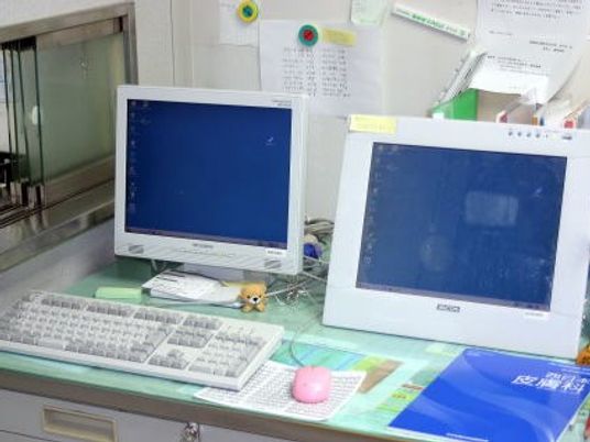 事務机のパソコン周辺  