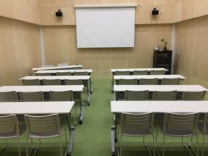 机を並べた多目的室  