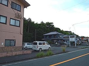 道路沿いの建物外観  