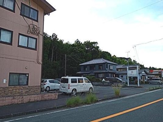 道路沿いの建物外観  