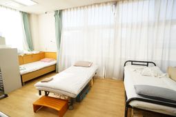 明るい居室の一角