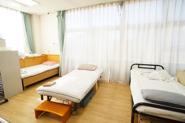明るい居室の一角