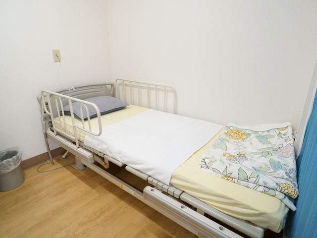 シンプルな居室 居室 清潔感のある居室には、必要最低限の家具が整っており、利用者の快適な生活を支えます。