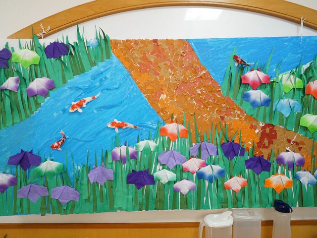 壁掛けの折り紙アート作品 展示物 折り紙で表現された色鮮やかなアートが壁に飾られており、訪れる方々に心温まる空間を提供しています。