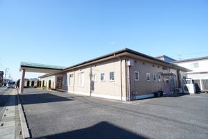 ゆったりとした外観の建物