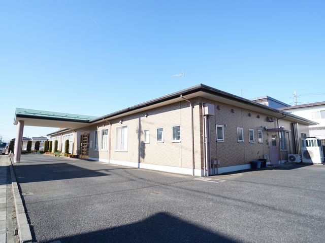 ゆったりとした外観の建物 外観 広々とした敷地に佇む明るい建物です。青空の下、新しい職場としてふさわしい環境が広がっています。