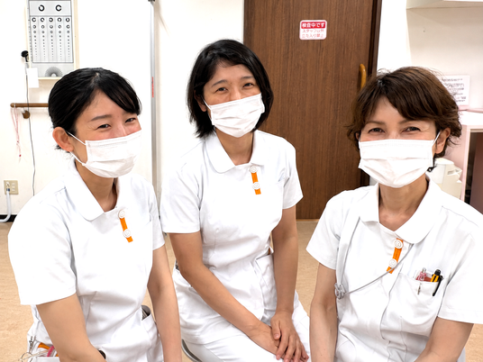 笑顔のスタッフ3人  
