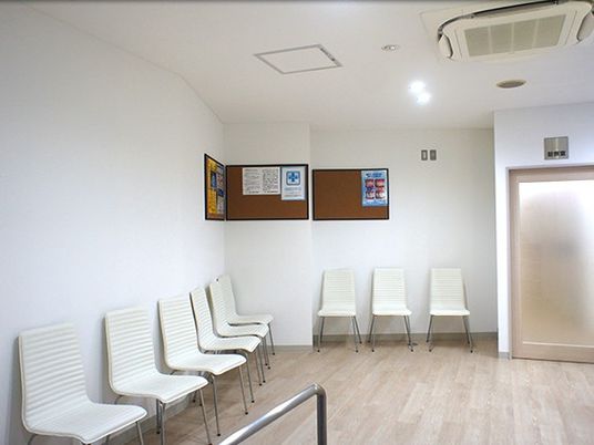 掲示板のある待合室  