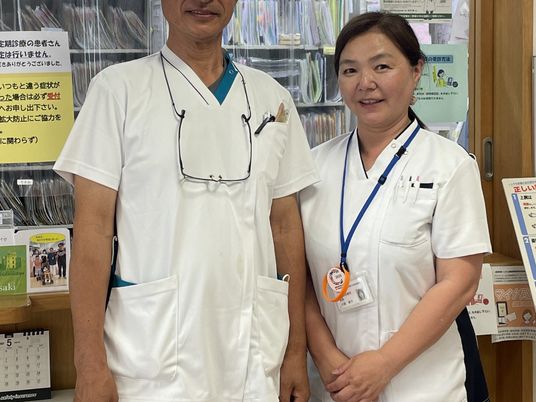 受付で並ぶ職員  