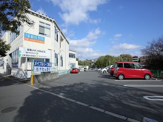 駐車場と建物外観  