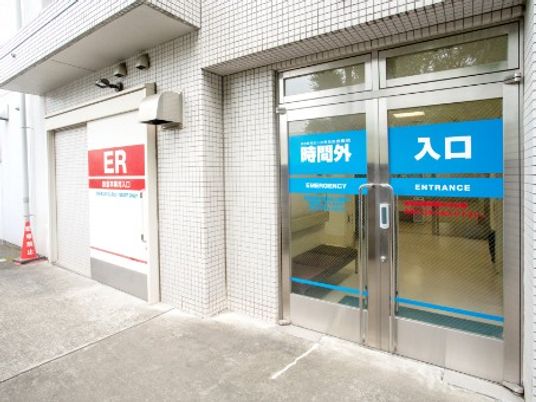 入口の自動ドア外観  