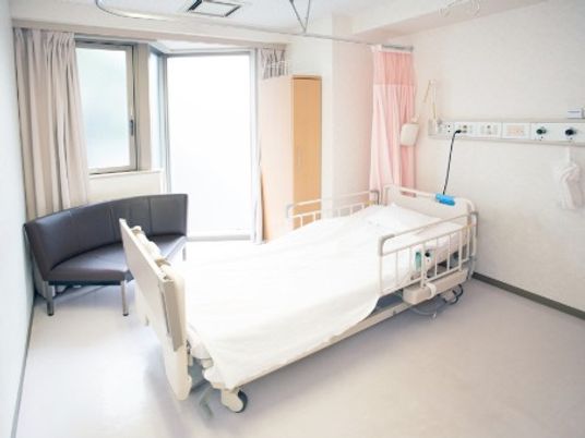 明るい居室のベッド  