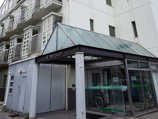 建物正面の玄関  
