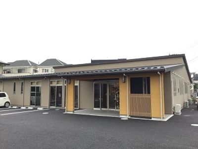 広い正面玄関の建物外観