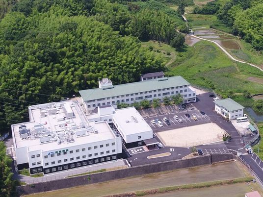 自然に囲まれた施設外観  