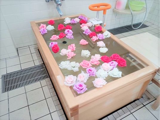 花が浮かぶ浴槽