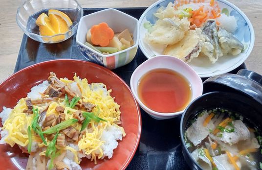 色とりどりの食事