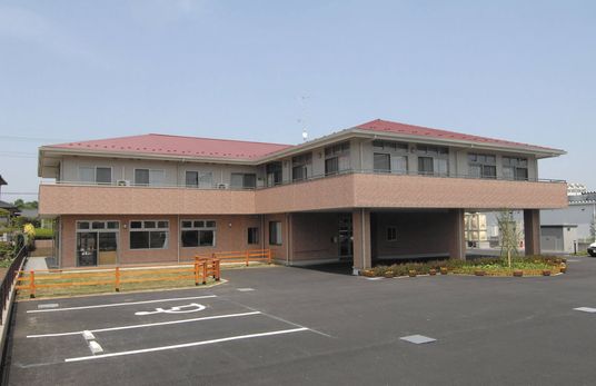 駐車場がある建物外観