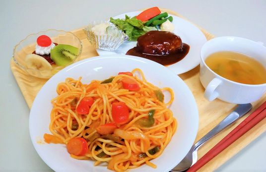 彩り豊かな料理の食堂