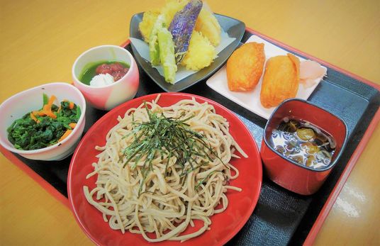 多彩な料理を楽しむ食事