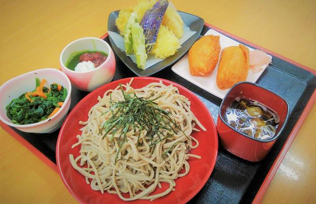 多彩な料理を楽しむ食事