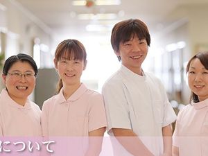 スタッフが並ぶ廊下  