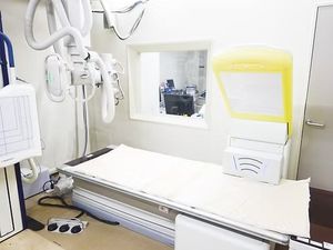 機器が並ぶ浴室  