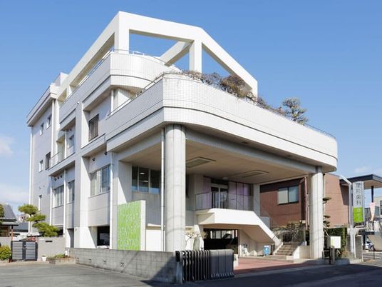 白い外観の施設  
