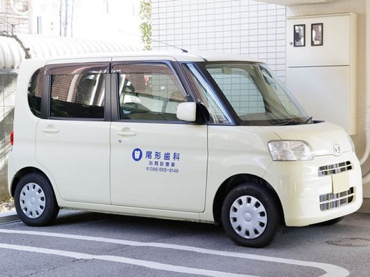 送迎車が停車する外観  