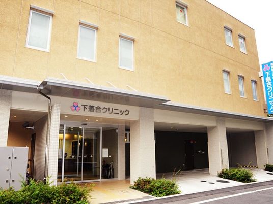 明るい外観の建物  