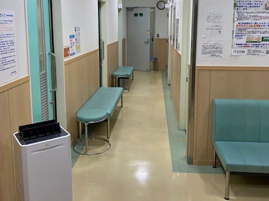 椅子が並ぶ廊下