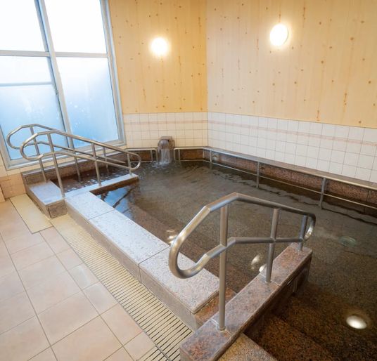 手すり付き温泉浴槽