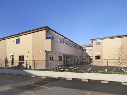 明るい日差しの施設外観