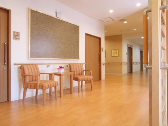 明るい廊下と休憩コーナー