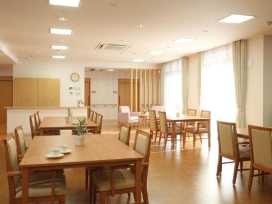 明るく広いダイニングルーム