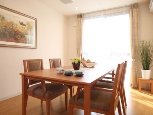 明るいダイニングのテーブル