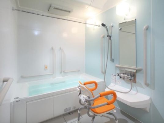 バリアフリー設計の浴室