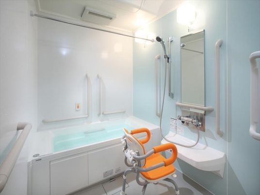 バリアフリー設計の浴室