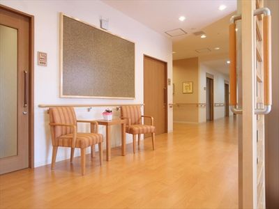 廊下の椅子とテーブル