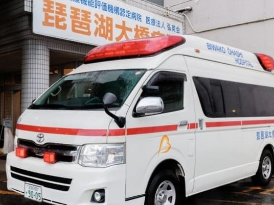 救急車が停まる病院外観  