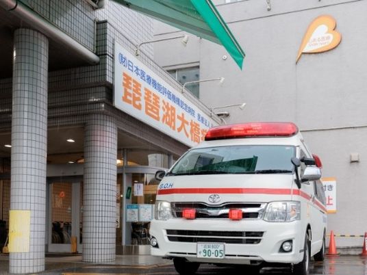 救急車のある施設外観  
