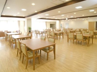 広々とした明るい食堂