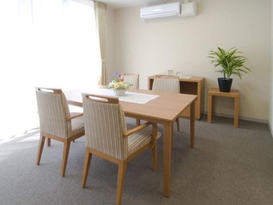 明るい居室のテーブルセット