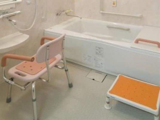 バリアフリー設計の浴室