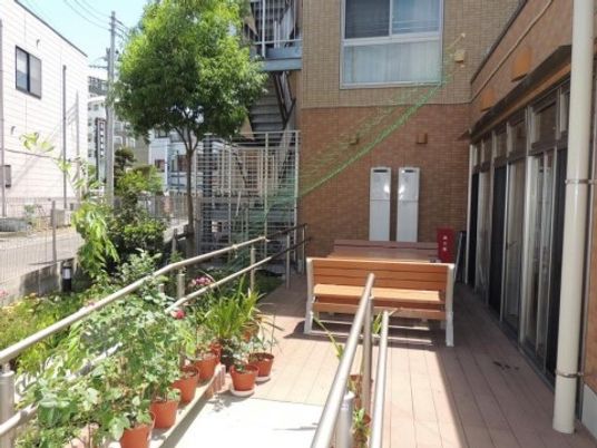 明るい庭付き中庭