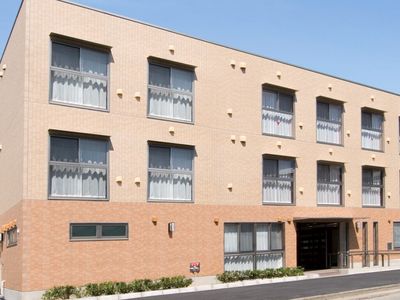 明るい建物の外観